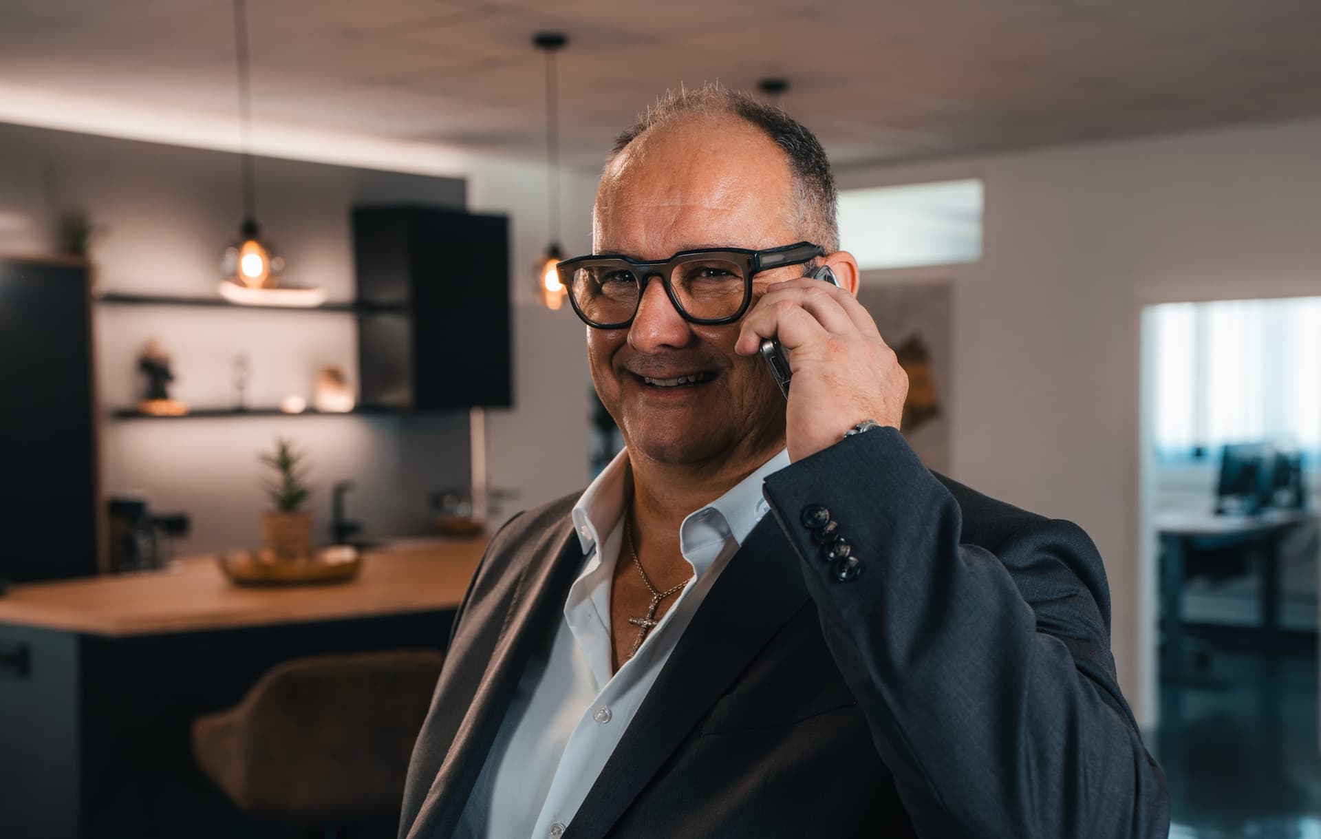 Josef Pöllmann am Telefon im Büro von GWM Deutschland